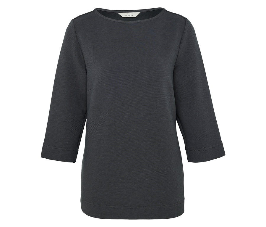 Chemisier gris à manches trois-quarts.