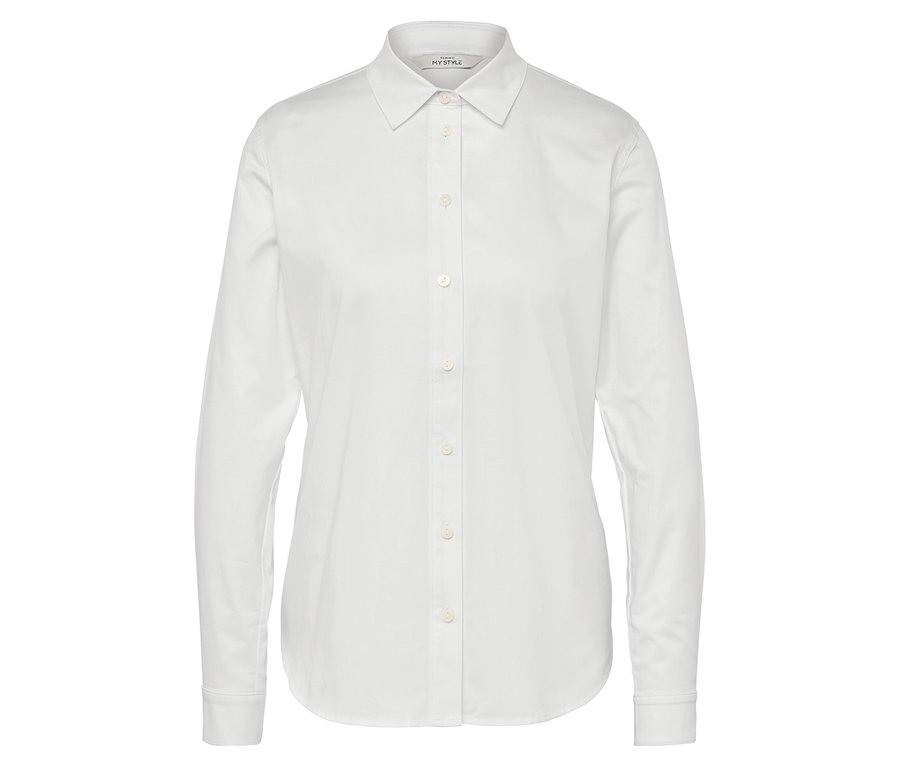 Chemise blanche à manches longues avec boutons.