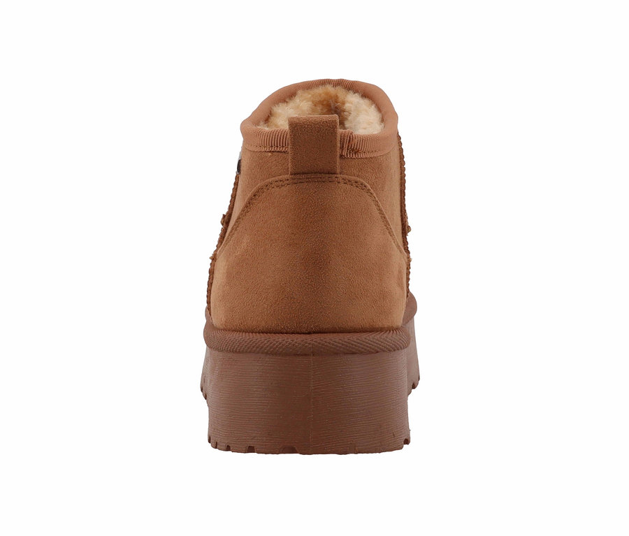 Gros plan d'une botte marron avec une doublure en fourrure.