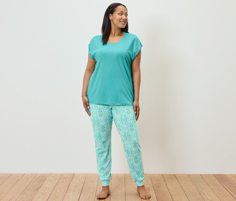 Femme portant un ensemble pyjama.
