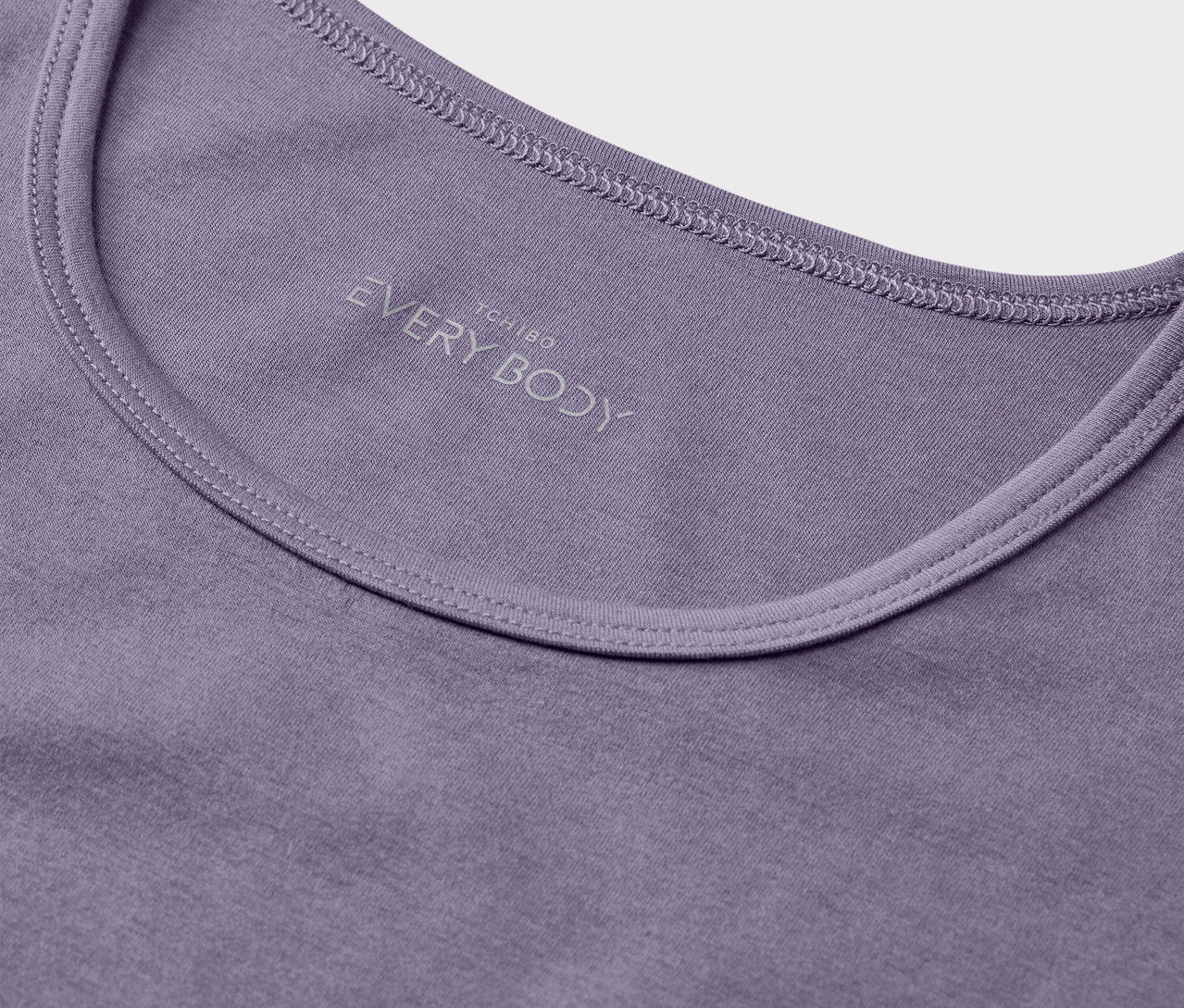 Gros plan sur un t-shirt violet avec l'inscription "EVERY BODY".