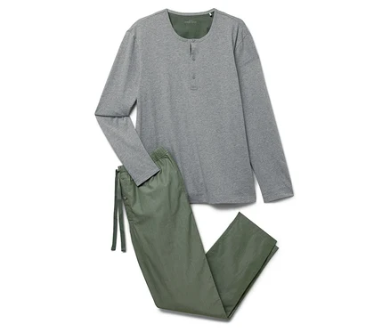 Ensemble de pyjama gris avec pantalon tissé vert olive.