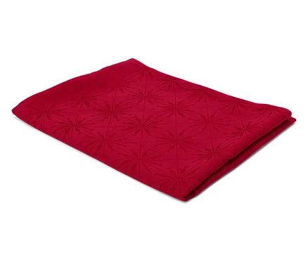 Tissu rouge plié avec un motif géométrique.