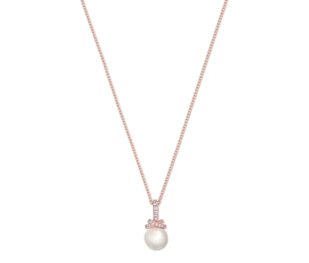 Détail d'un collier rose doré avec perle et nœud.