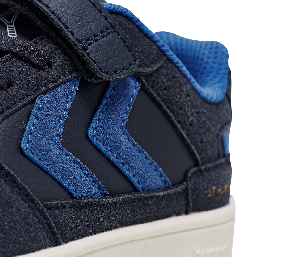 Gros plan d'une chaussure bleue HUMMEL ST Power play SP Jr.