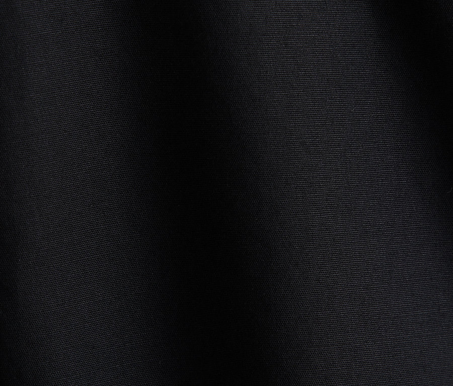 Texture d'un tissu sombre avec de subtils plis.