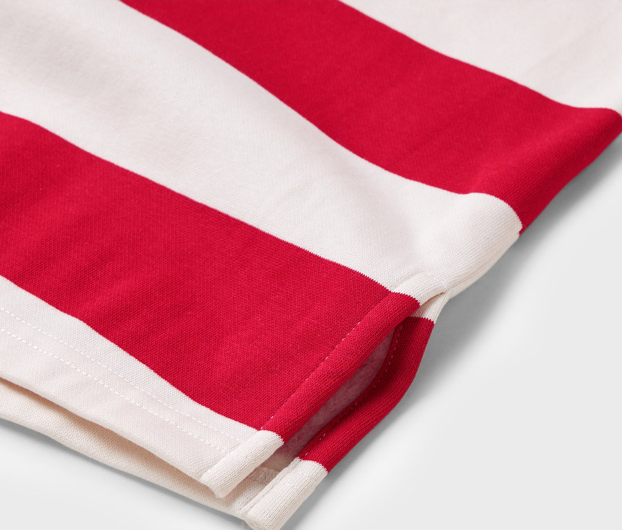 Gros plan sur un t-shirt à manches courtes rayé rouge et blanc.