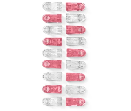 Gros plan de 20 pinces à linge en tissu, alternativement roses et transparentes.