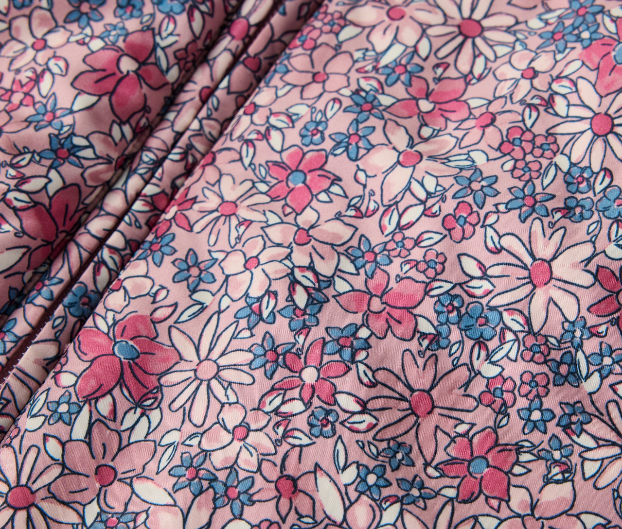 Gros plan d'une combinaison d’hiver pour bébé avec un motif floral.