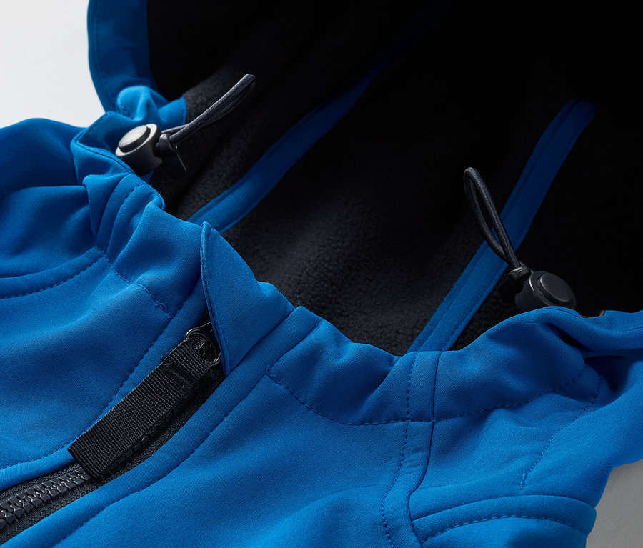 Gros plan sur une veste en softshell bleue avec fermeture éclair et capuche.
