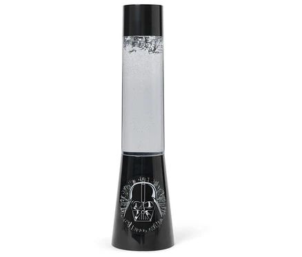 Une lampe à lave noire avec un motif Dark Vador sur la base.