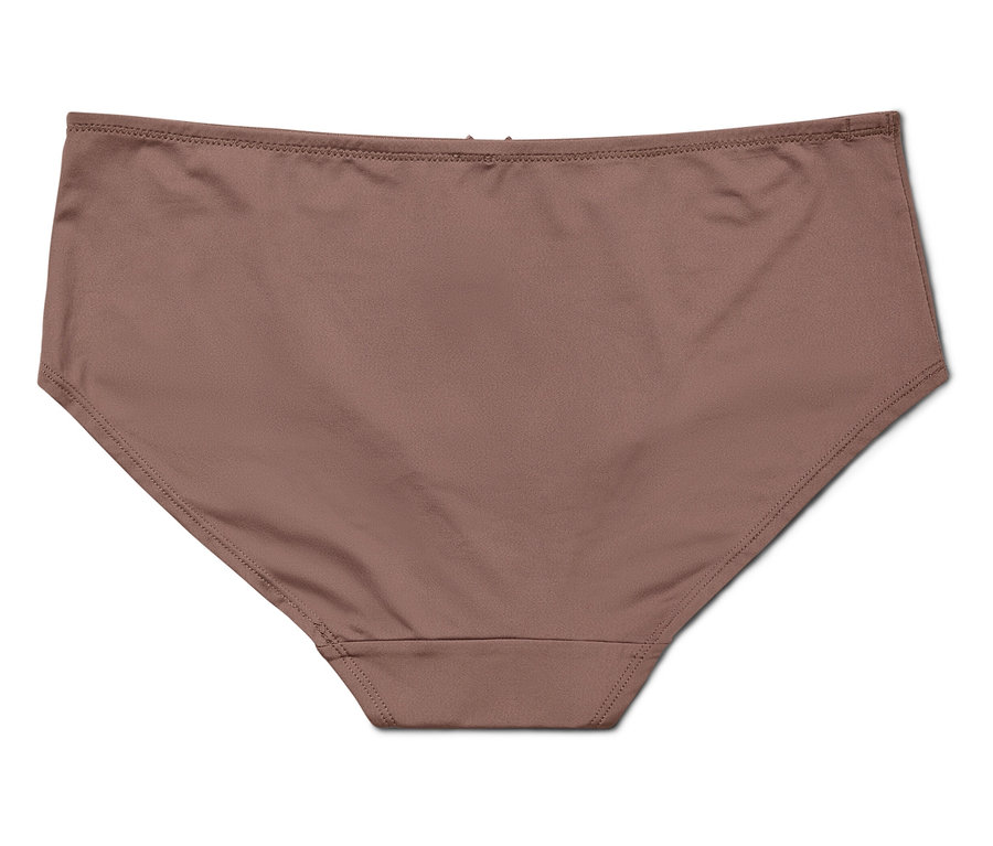 Gros plan sur une culotte marron sur fond blanc.