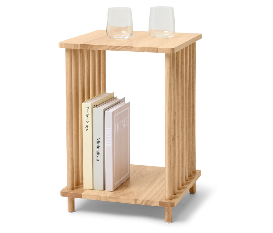 Deux verres sont posés sur une table en bois. En dessous, il y a trois livres.