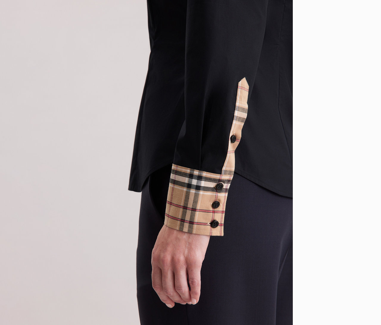 Gros plan d'une femme portant une chemise en popeline à carreaux Seidensticker.