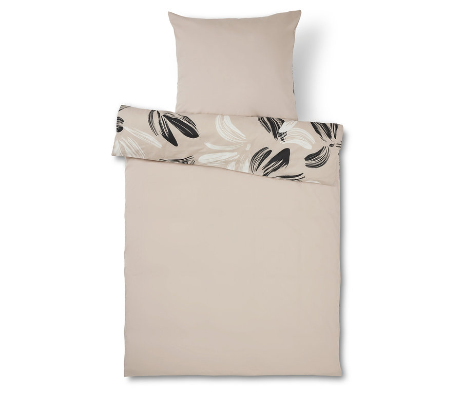 Linge de lit beige avec motif floral.