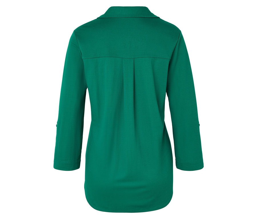 Vue arrière d'un chemisier vert à col et manches trois-quarts.
