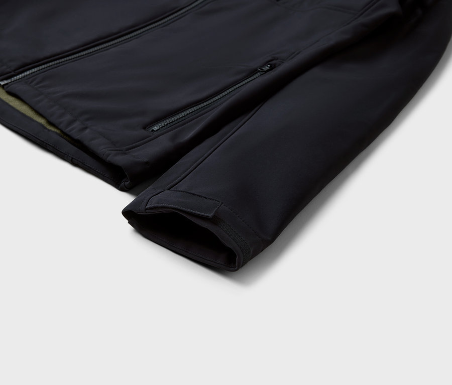 Gros plan sur une veste noire avec des fermetures éclair et une manche.