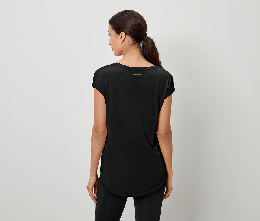Vue arrière d'une femme avec une queue de cheval portant un t-shirt noir et un legging.