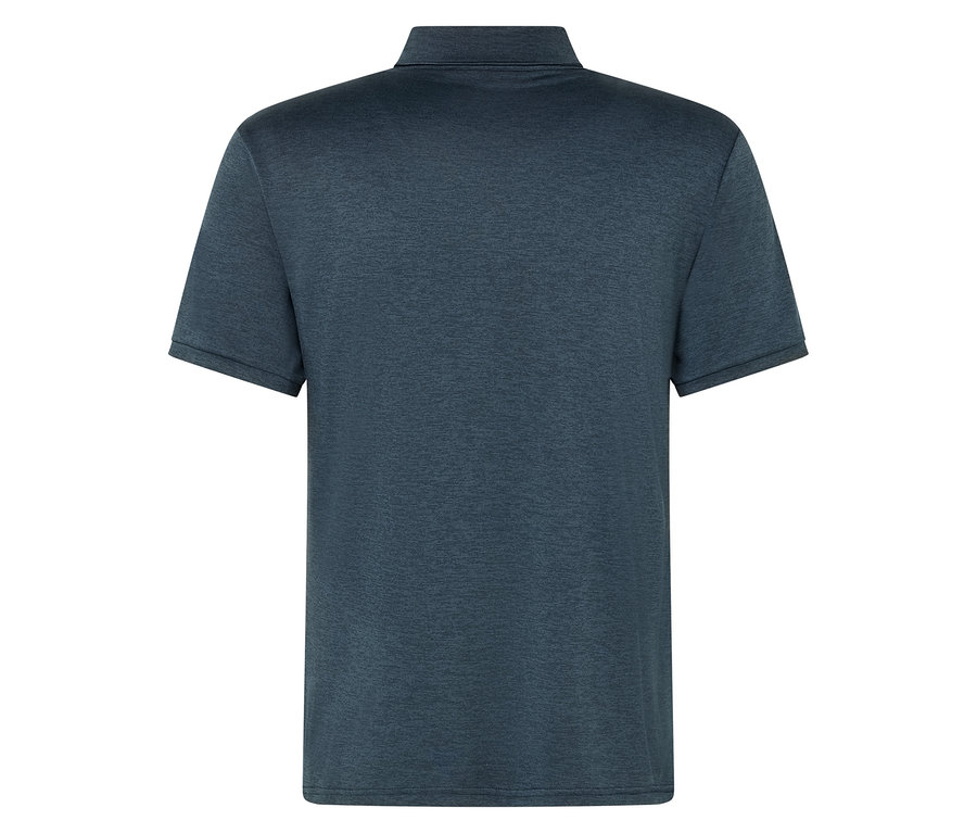 Gros plan d'un polo bleu foncé.