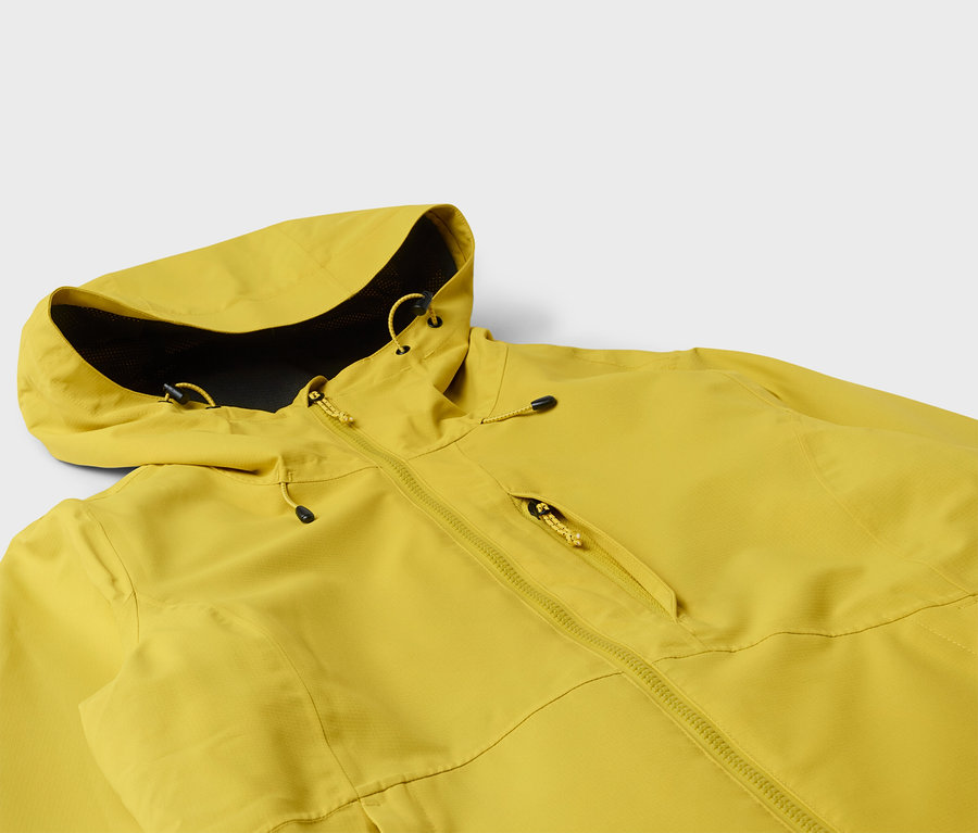 Veste jaune avec capuche et fermeture éclair.