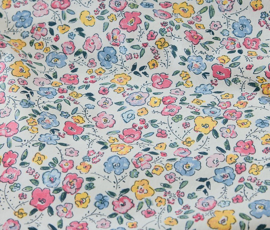 Gros plan d'une parure de lit pour enfant en renforcé de taille normale avec un motif floral.
