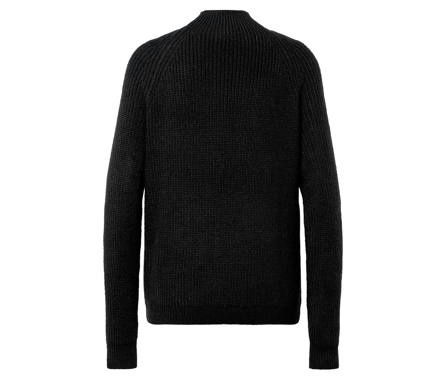 Vue détaillée de l'arrière d'un pull noir à motif côtelé.