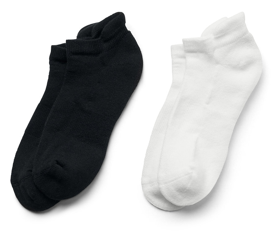 Deux paires de chaussettes courtes, une noire et une blanche, sont côte à côte sur un fond blanc.