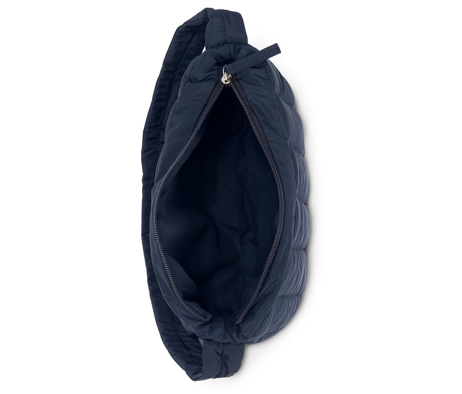 Gros plan d'un sac à bandoulière matelassé bleu marine ouvert sur un fond blanc.