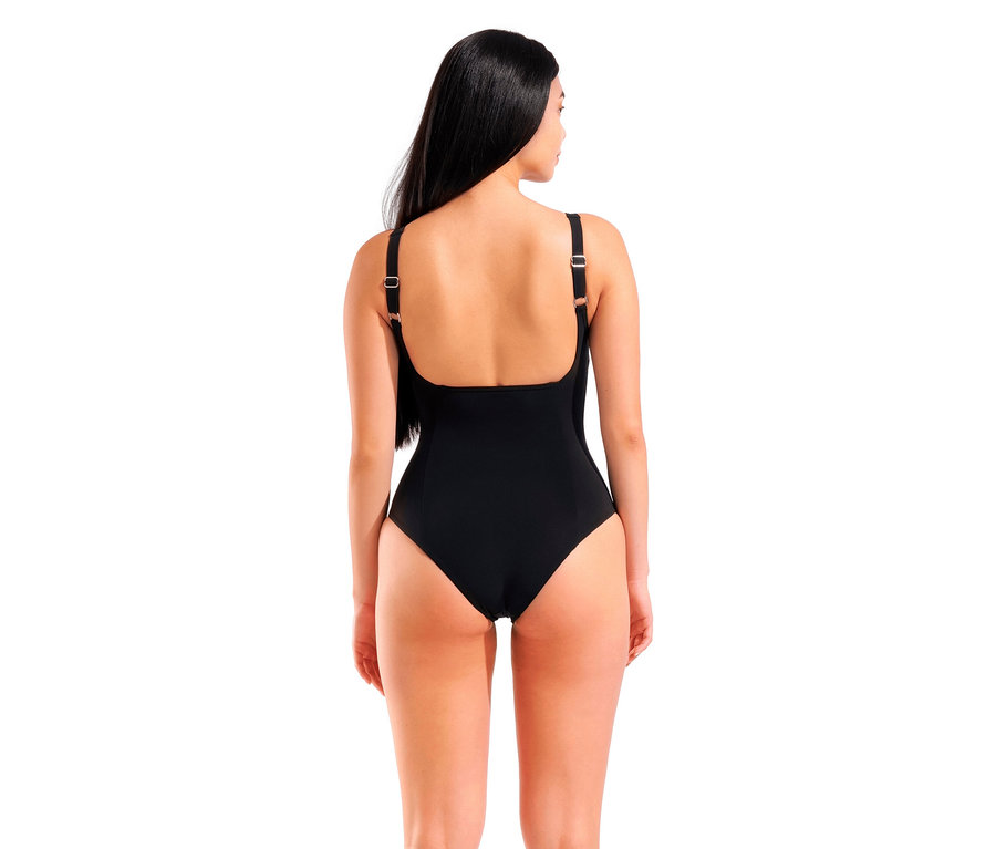 Femme portant un maillot de bain noir, vue de dos.