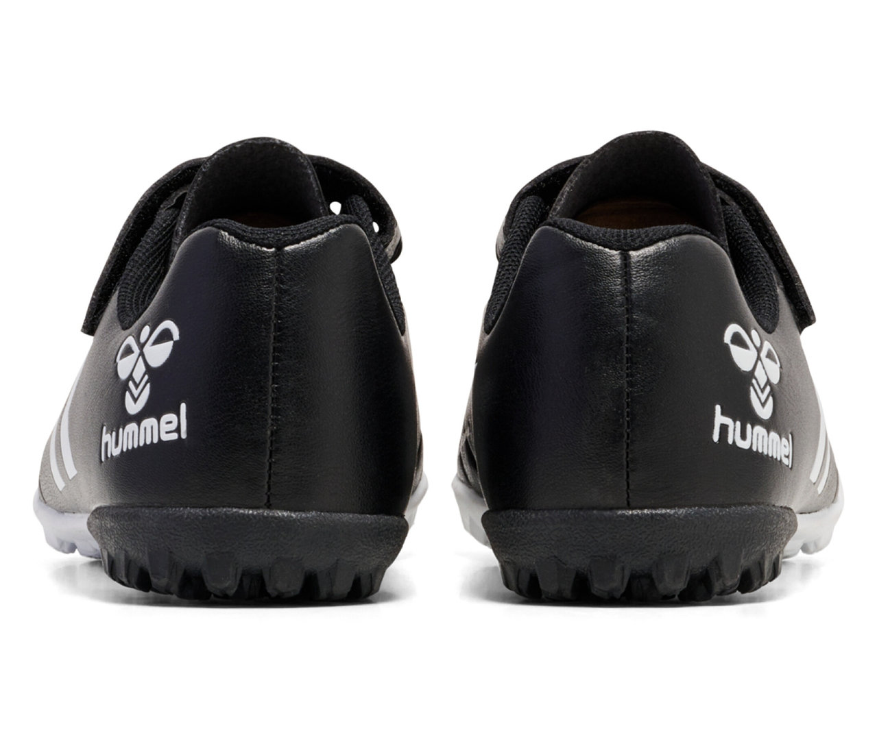 Vue arrière de deux chaussures de football noires hummel® Top Star Turf JR avec logo blanc.