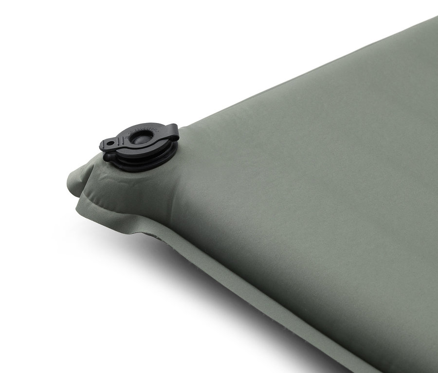 Gros plan d'un matelas de couchage vert olive avec une valve noire dans le coin supérieur gauche, sur un fond blanc.