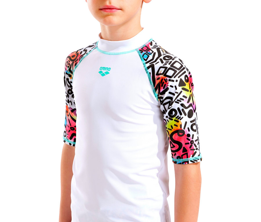 Gros plan d'un enfant portant un t-shirt de bain Arena blanc avec des motifs géométriques colorés sur les manches.