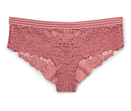 Gros plan d'un slip en dentelle rose unique sur fond blanc.