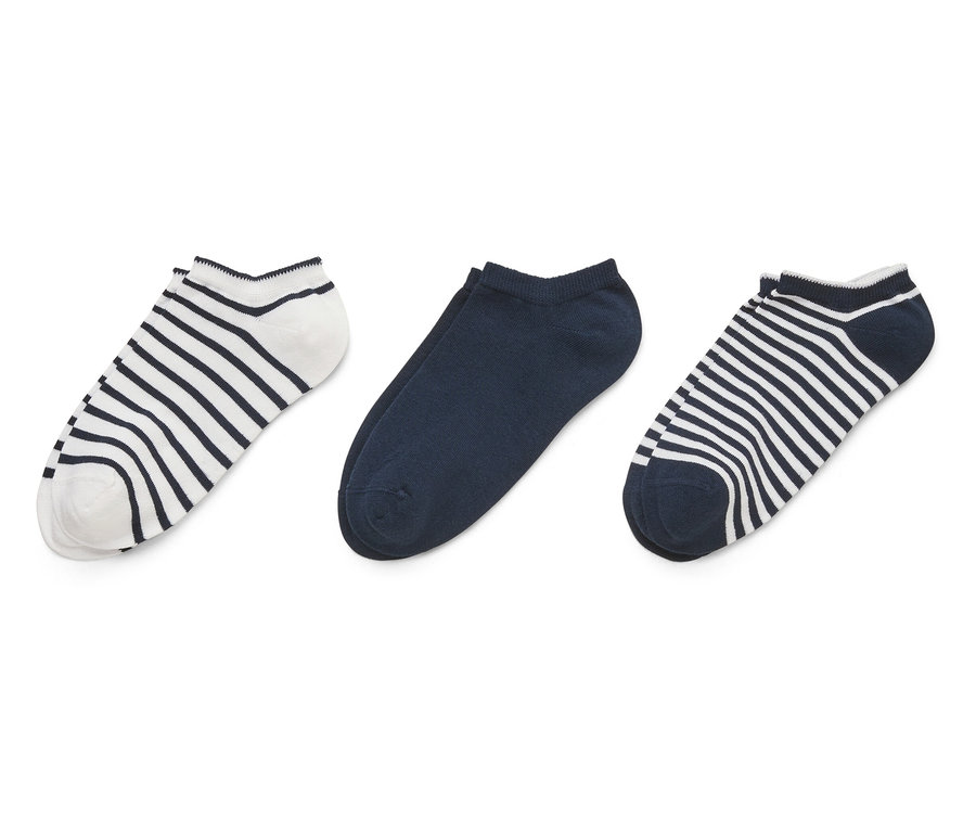 Trois chaussettes sont posées sur un fond blanc, une rayée et une bleue marine.