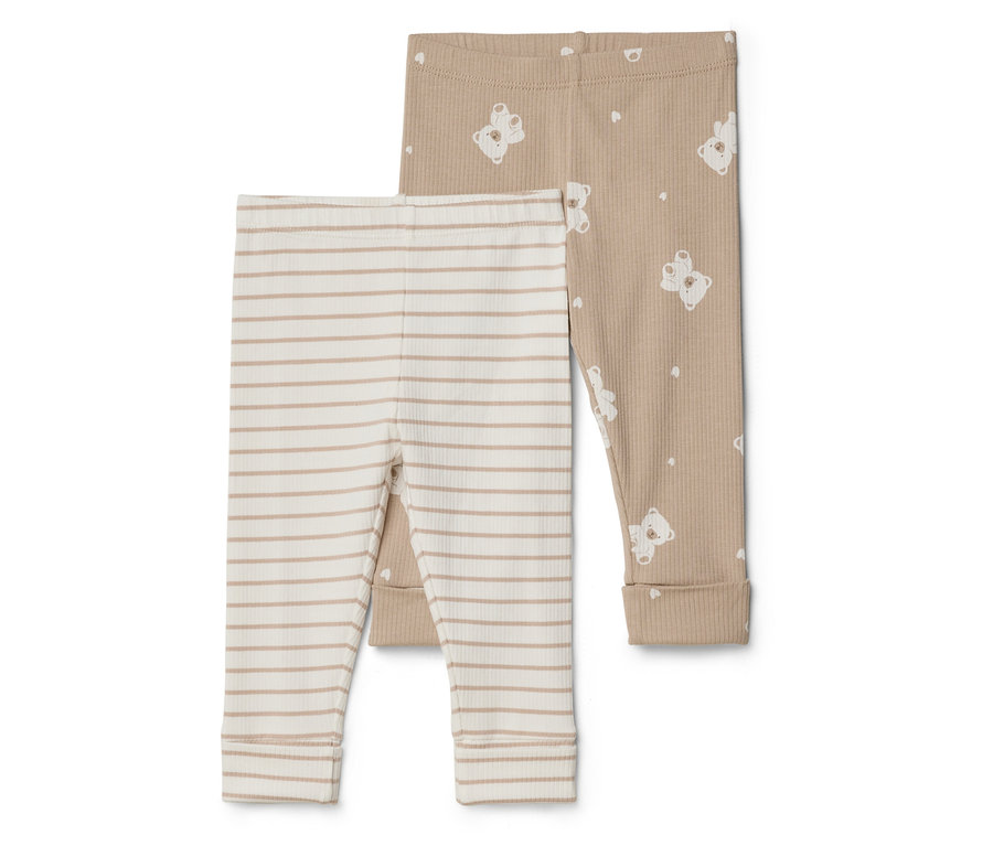 Deux pantalons de bébé sont superposés. L'un est rayé beige et blanc, l'autre est beige avec des ours en peluche blancs.
