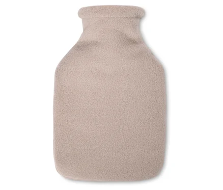 Une bouillotte beige sur fond blanc.