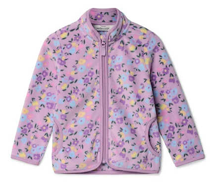 Une veste en polaire violette avec un motif floral intégral posée à plat. La veste a une fermeture éclair intégrale et deux poches.
