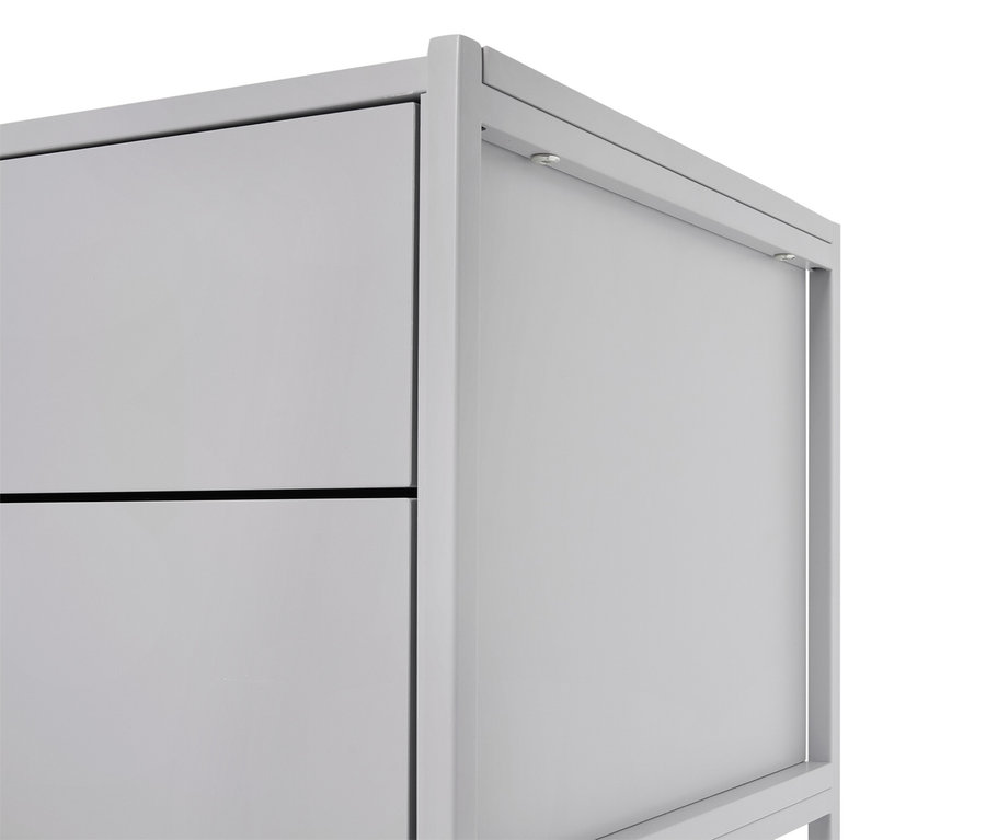 Gros plan d'une armoire gris clair avec des tiroirs et une porte coulissante sur un fond blanc.