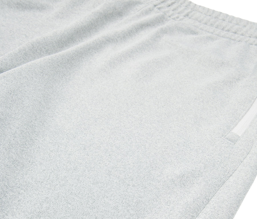 Gros plan d'un short Fila gris clair avec une fente à l'ourlet.