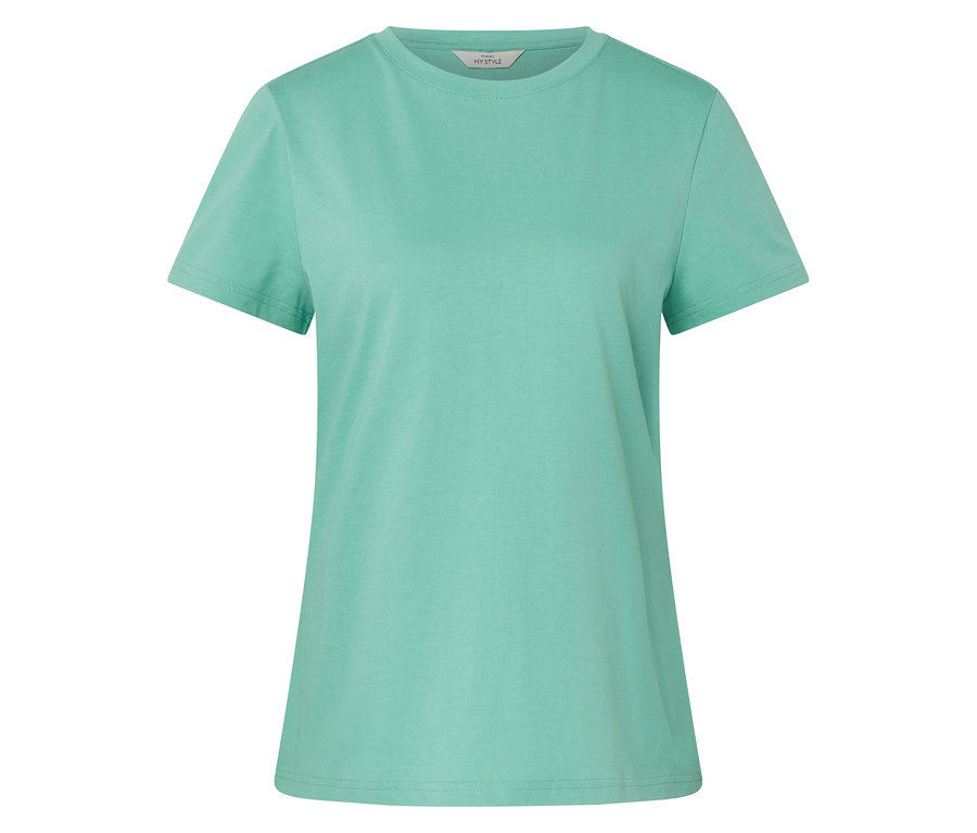 Un t-shirt turquoise clair est posé sur un fond blanc.