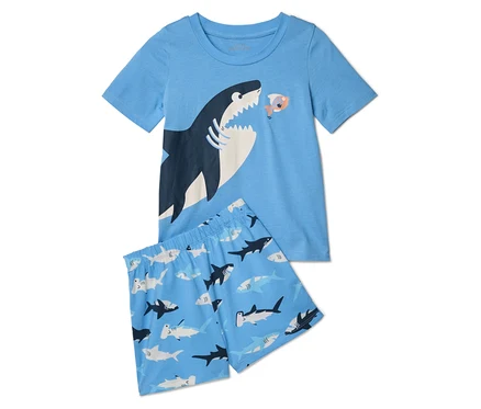 Ensemble de pyjama bleu clair avec motif de requin, composé d'un t-shirt et d'un short.
