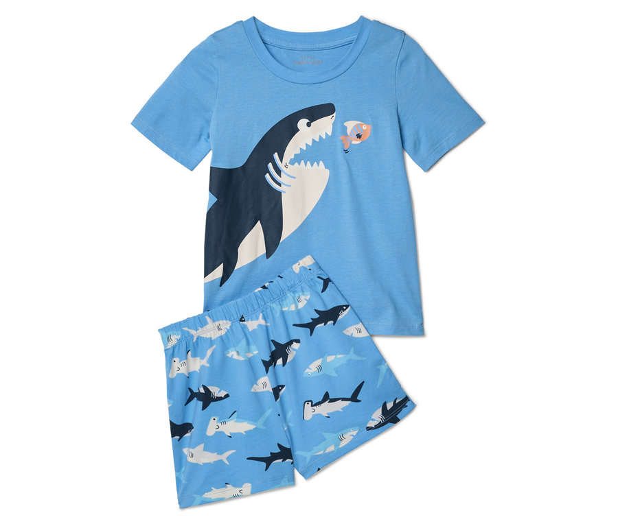 Ensemble de pyjama bleu clair avec motif de requin, composé d'un t-shirt et d'un short.