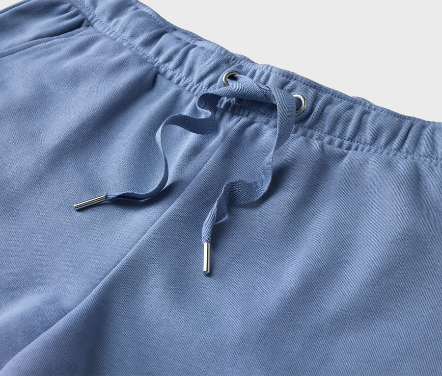 Gros plan d'un pantalon de jogging bleu clair avec cordon de serrage.