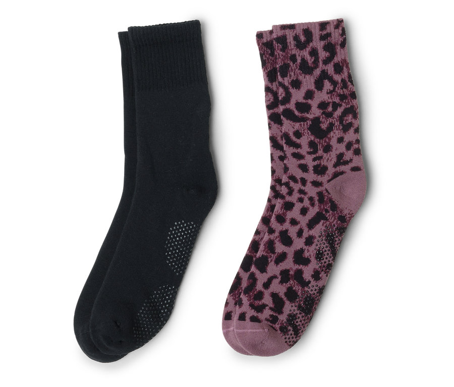 Deux chaussettes côte à côte, une noire à picots, l'autre violette à motif léopard noir.