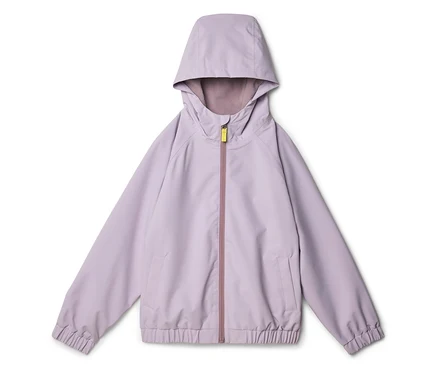 Veste de pluie lilas avec capuche, fermeture éclair et poches posée sur fond blanc.
