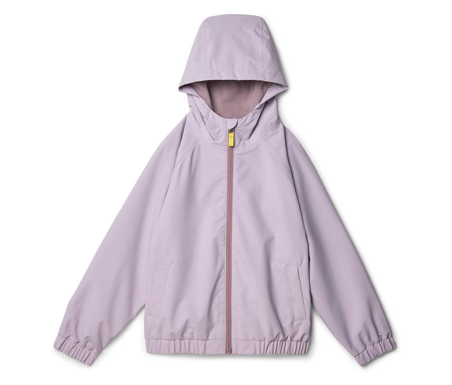 Veste de pluie lilas avec capuche, fermeture éclair et poches posée sur fond blanc.