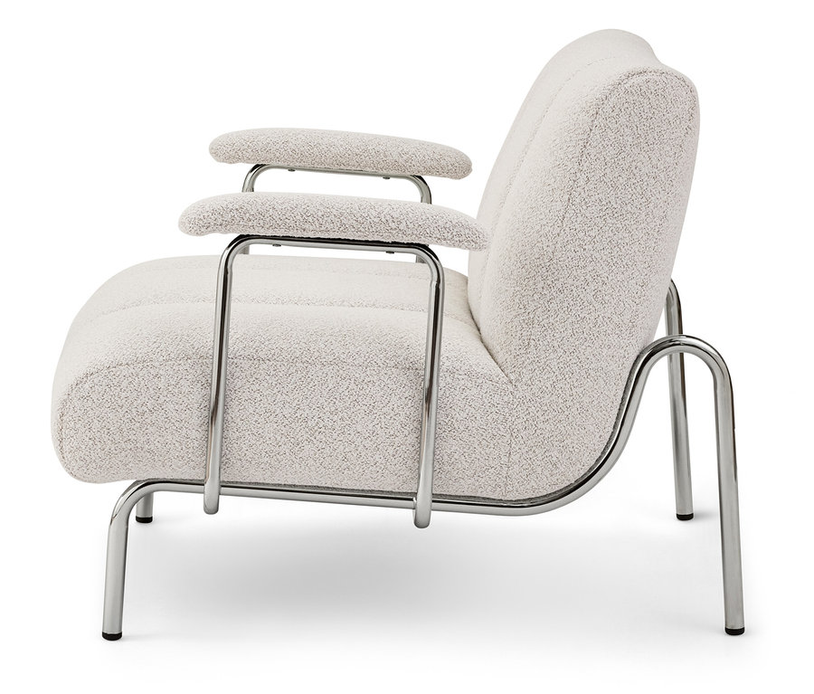 Un fauteuil crème avec accoudoirs et un cadre en métal argenté se dresse sur un fond blanc.