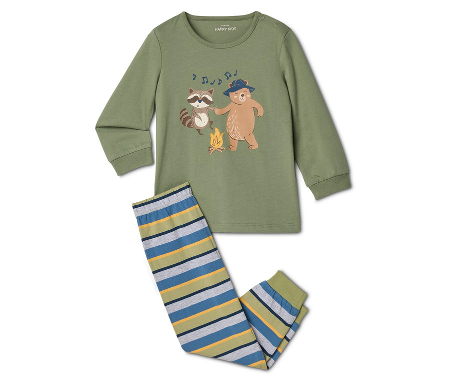 Un pyjama vert avec un ours et un raton laveur autour d'un feu de camp et un pantalon rayé.