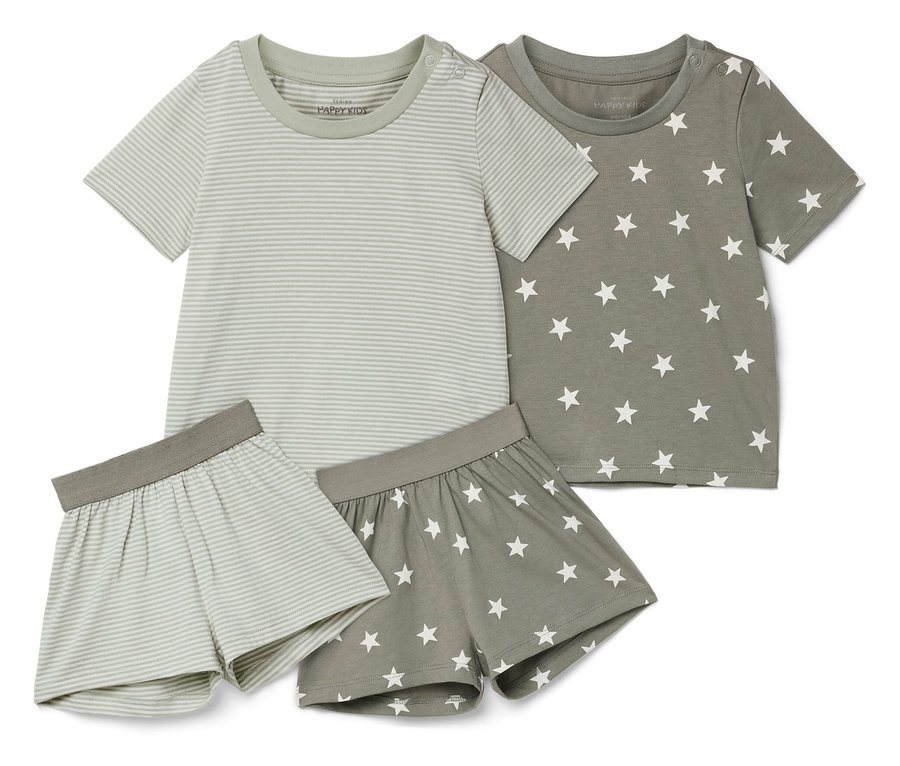Deux ensembles de pyjamas sont posés sur un fond blanc. Un ensemble est rayé, l'autre est orné d'étoiles blanches sur un tissu vert olive.