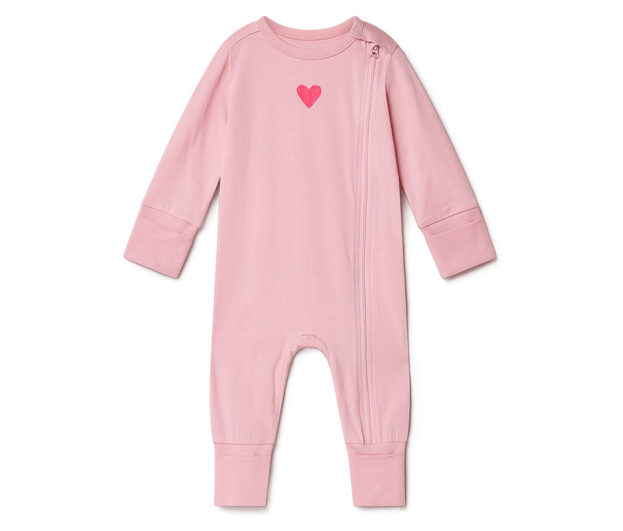 Combinaison rose pour bébé avec un cœur rouge sur la poitrine et une fermeture éclair latérale.
